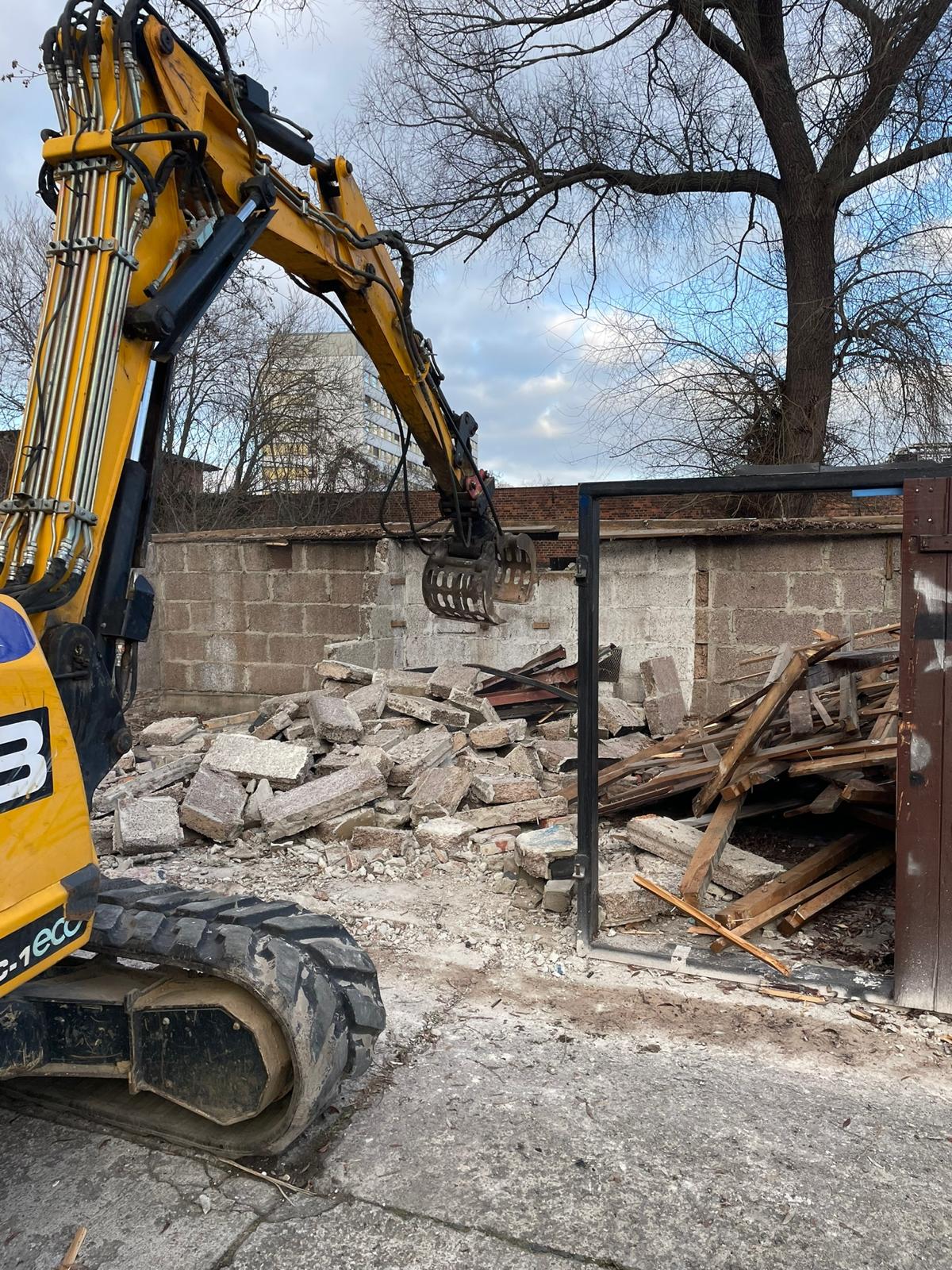 Bagger bei Abrissarbeiten mit Bauschutt
